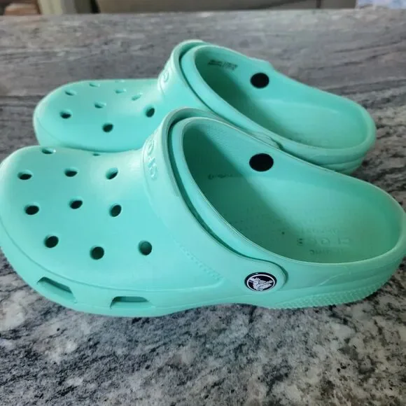 Crocs Unisex-Adult Classic Mint Green  Clog Mens 6 Women’s   8 Slip On - Picture 4 of 5